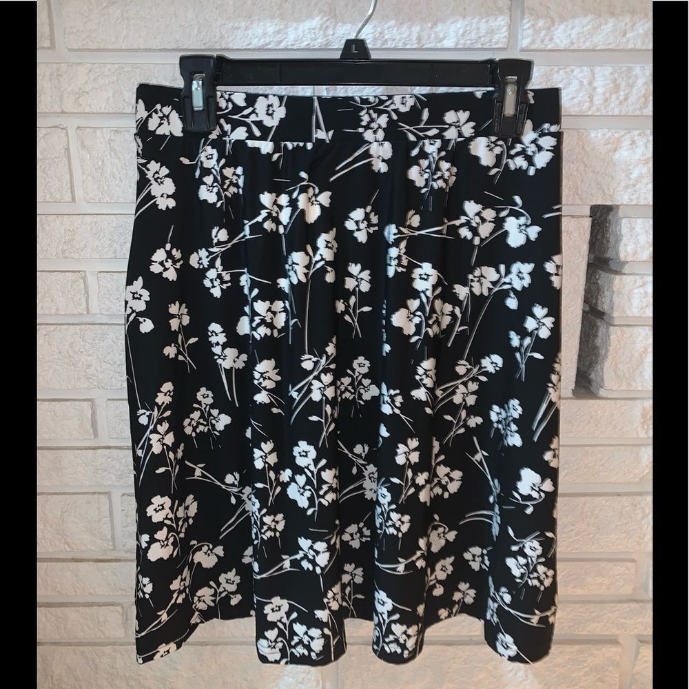 Nwt Leota Skirt Black&White Floral Design Sz S Non-Wrinkle Pull On — image 3 of 8